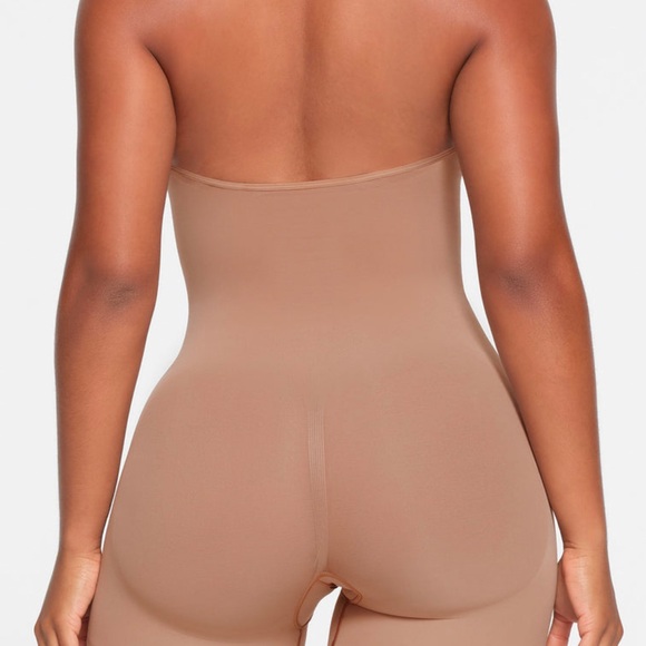 Brand new, never worn SKIMS seamless sculpt plunge mid thigh bodysuit. - Picture 7 of 8